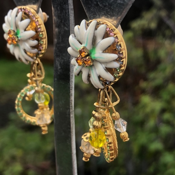 Lunch At The Ritz pierced Daisy flower earrings - Picture 4 of 9